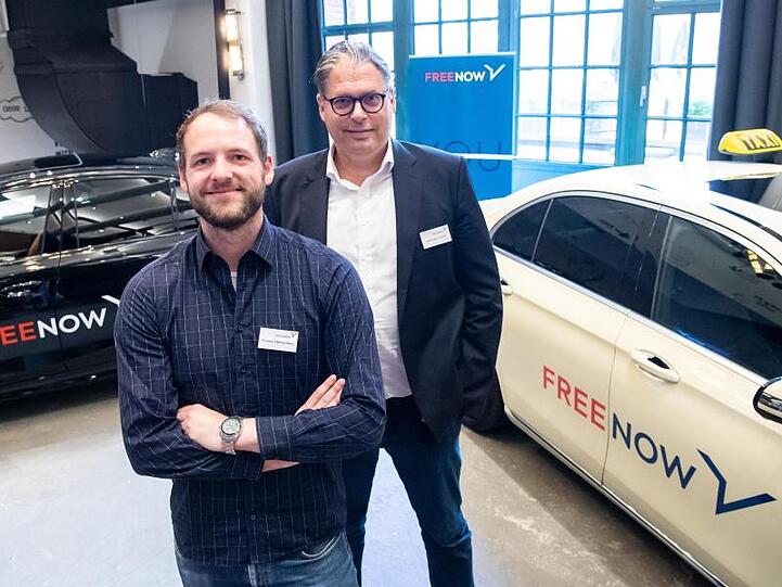 Thomas Zimmermann (l) und Alexander Mönche von der Geschäftsleitung des Fahrdienstleisters "Free Now". Als erste neue Marke des Joint Ventures zwischen Daimler und BMW wird aus "mytaxi" nun "Free Now".