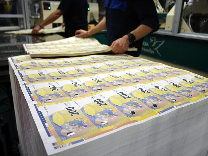Produktion neuer 200-Euro-Banknoten in Rom: Das weltweite Gesamtvermögen der Milliardäre schrumpfte laut aktueller Berechnungen 2018 um 4,3 Prozent auf 8,5 Billionen US-Dollar (Ende 2018: 7,43 Bio Euro).