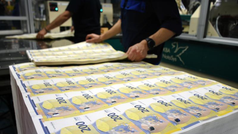 Produktion neuer 200-Euro-Banknoten in Rom: Das weltweite Gesamtvermögen der Milliardäre schrumpfte laut aktueller Berechnungen 2018 um 4,3 Prozent auf 8,5 Billionen US-Dollar (Ende 2018: 7,43 Bio Euro). Produktion neuer 200-Euro-Banknoten in Rom: Das weltweite Gesamtvermögen der Milliardäre schrumpfte laut aktueller Berechnungen 2018 um 4,3 Prozent auf 8,5 Billionen US-Dollar (Ende 2018: 7,43 Bio Euro).