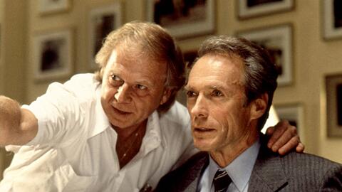 "In The Line of Fire", 1993: Wolfgang Petersen erklärt Clint Eastwood seine Idee des Secret-Service-Agenten, der den Präsidenten vor einem Attentat schützen will.