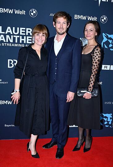 Kein auffallender Glamour, kein Risiko: Isabell Stern, Stefan Murr und Kathrin Anna Stahl gehen mit ihrer Garderobe auf Nummer sicher.