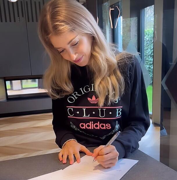 Hier unterschreibt Cathy Hummels im neuen Haus in Schwabing den Vertrag Hier unterschreibt Cathy Hummels im neuen Haus in Schwabing den Vertrag