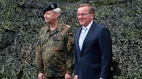 Verteidigungsminister Boris Pistorius steht bei seinem Antrittsbesuchs beim Kommando Cyber- und Informationsraum in Rheinbach neben Vizeadmiral Thomas Daum (l).