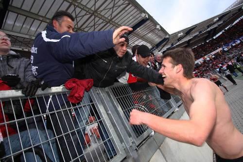 König am Zaun: Christian Eigler, der mit einem Traumtor den Derby-Sieg gesichert hatte, wurde nach dem Schlusspfiff von den Club-Fans stürmisch gefeiert.