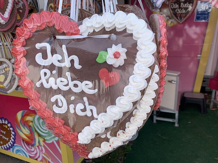 Die meisten Lebkuchenherzen enthalten Liebesbotschaften, von "Ich liebe Dich" bis hin zu "Du bist mein Traum". Als kleines Liebesgeschenk rangieren solche Herzen klar vor einer geschossenen Plastikrose vom Schießstand nebenan. Die meisten Lebkuchenherzen enthalten Liebesbotschaften, von "Ich liebe Dich" bis hin zu "Du bist mein Traum". Als kleines Liebesgeschenk rangieren solche Herzen klar vor einer geschossenen Plastikrose vom Schießstand nebenan.