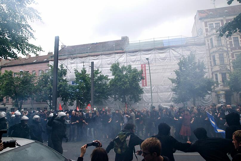 ...13 weitere erleiden Schnittwunden und Knalltraumata.