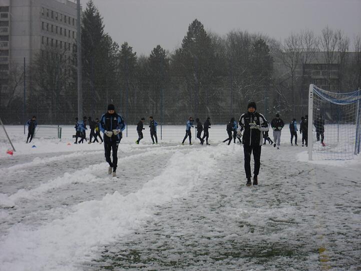 Hart , härter, Alexander Schmidt. Der Trainer des TSV 1860 schickte seine Jungs am Montagvormittag trotz klirrender Kälte, Schneeregen und schneebedeckten Trainingsplätzen raus zum Anschwitzen. Am Abend spielen die Löwen gegen den 1. FC Kaiserslautern. Die Bilder vom Matsch-Training