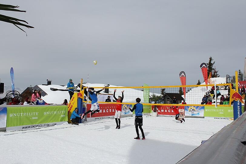 Die besten Bilder vom Turnier der "Snow Volleyball Tour 2013 powered by Amway" auf 1860 Metern Höhe in Wagrain/Österreich.