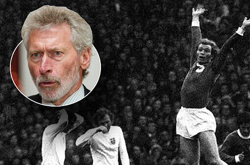 Breitner erinnert sich: Ein historischer Sieg: Hoeneß (r.) jubelt im DFB-Trikot &ndash; die Engländer (l.) trauern.
