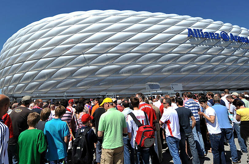 Zuschauer auf ihrem Weg zur Allianz-Arena