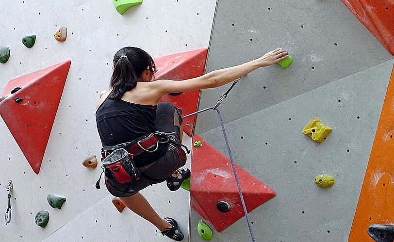 Klettern ist auch als Hallensport möglich.