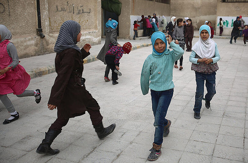 Nach Angaben der Hilfsorganisation SOS-Kinderdörfer werden immer mehr Kinder in Flüchtlingslagern weltweit zwangsverheiratet. Vor allem bei syrischen Mädchen ist die Zahl der Zwangsehen stark gestiegen. Foto: Mohammed Badra/Symbolbild