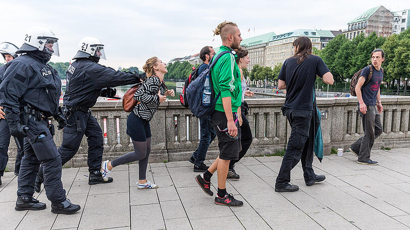 Polizisten und Demonstranten bei der "Colour the Red Zone"-Demo in Hamburg.