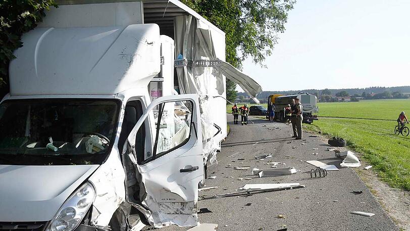 Beide Fahrzeuge sind vollkommen zerstört. Die Bilder vom Unfallort in Baiernrain.