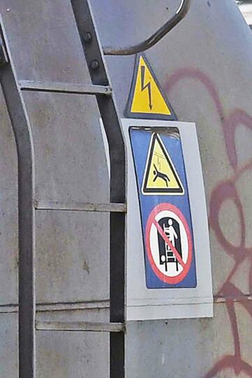 Tödlicher Unfall: Ein 17-Jähriger ist bei München auf einen Güterwaggon geklettert. Er erlitt einen Stromschlag.