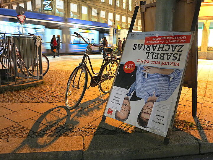 ...aber hier ist zu sehen: Die Damen und Herren machen auf dem Max-Joseph-Platz einen Kopfstand. Zweieinhalb Monate nach der Wahl!