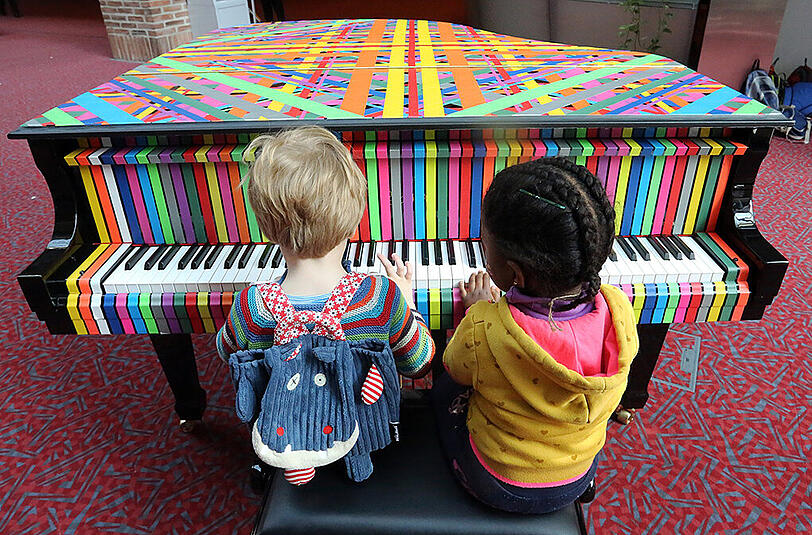 Paul (3) und Gloria (3) am Klavier.