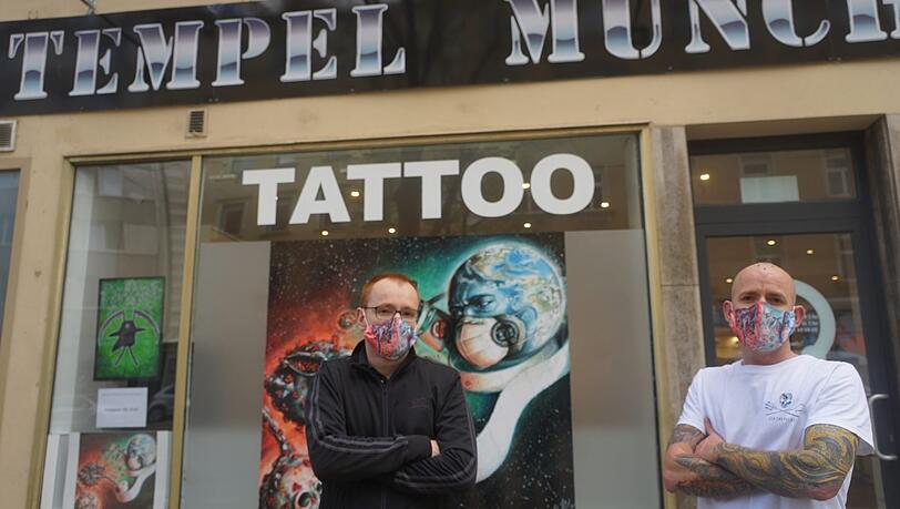 Geschäftsführer Stephan Rieger (l.) und sein Bruder, der Piercer Thomas Fechner, vor dem Temple Tattoo. Geschäftsführer Stephan Rieger (l.) und sein Bruder, der Piercer Thomas Fechner, vor dem Temple Tattoo.
