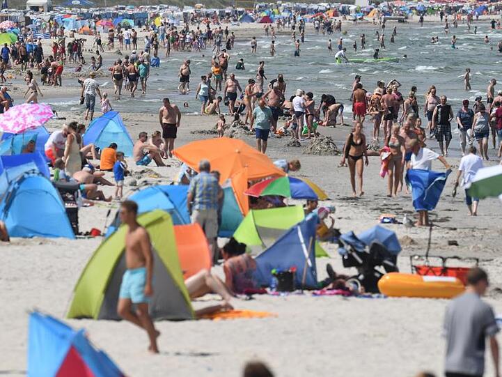 Der sommerliche Ostseestrand auf der Insel Rügen zu Vor-Corona-Zeiten.