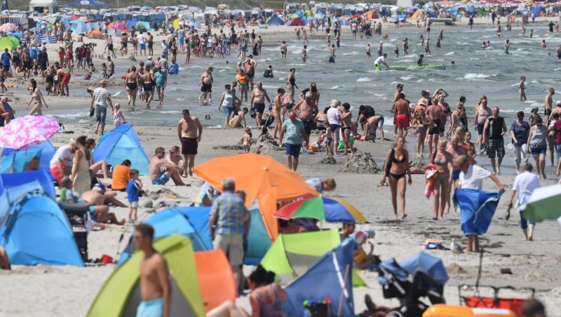 Der sommerliche Ostseestrand auf der Insel Rügen zu Vor-Corona-Zeiten. Der sommerliche Ostseestrand auf der Insel Rügen zu Vor-Corona-Zeiten.