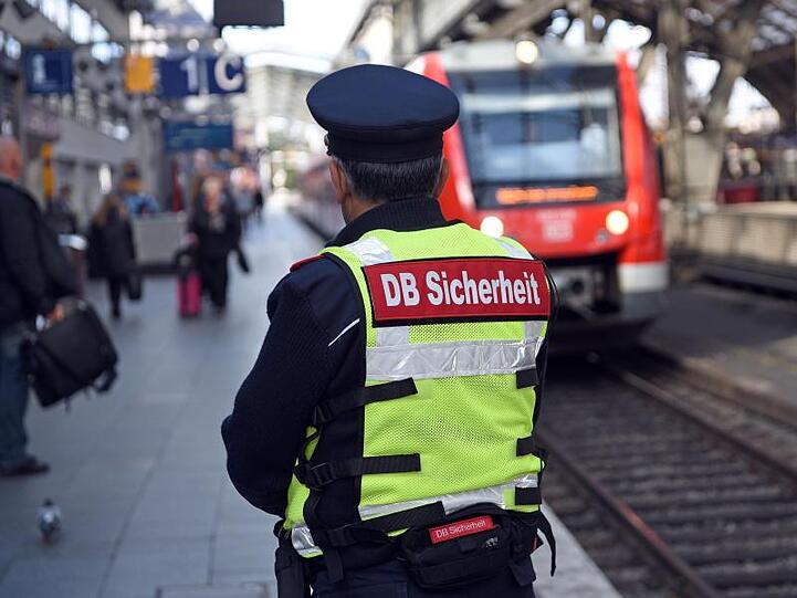 Ein Mitarbeiter des Sicherheitsdienstes der Deutschen Bahn steht an einem Bahnhof. Foto: picture alliance/Henning Kaiser/dpa/Archiv/Symbolbild