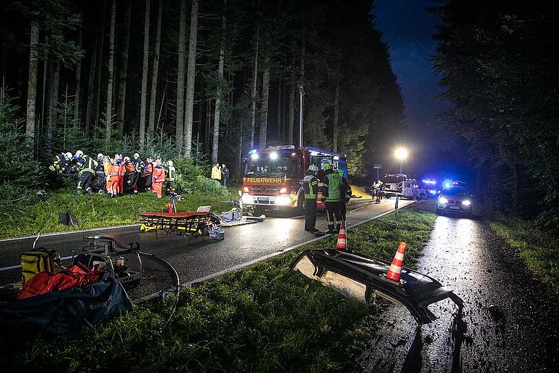 Bei dem missglückten Überholmanöver prallte ein VW Transporter frontal in einen Skoda, beide Fahrer wurden schwer verletzt.