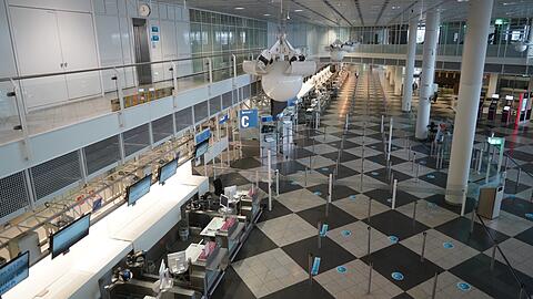 Blick von Abschnitt C im Terminal 1 Richtung Abschnitt A. So leer war es hier zuletzt 1992, kurz bevor der Flughafen eröffnet worden ist.