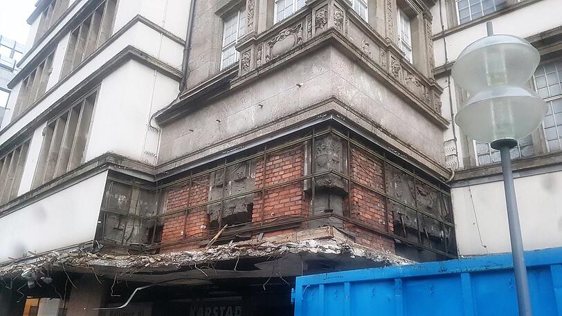 Die alten Blenden und das wuchtige Beton-Vordach werden gerade entfernt. Dahinter hat sich gründerzeitlicher Schmuck versteckt.