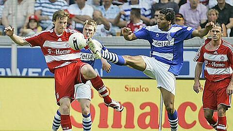 Münchens Marcell Jansen (l.) mit Duisburgs Michael Lamey