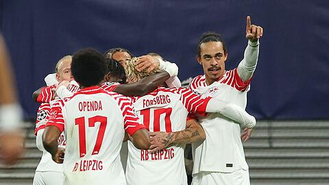 Leipzigs Spieler um Yussuf Poulsen (r) bejubeln Raums frühen Treffer zum 1:0.
