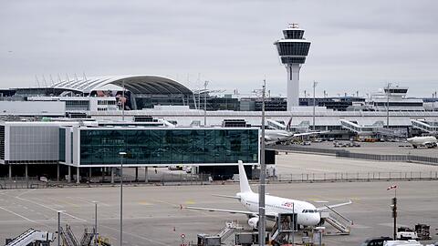 Am Münchner Flughafen soll am Samstag wieder weitgehend normaler Betrieb herrschen.