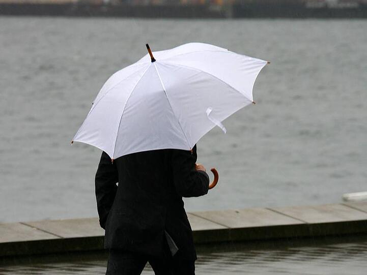 Den Regenschirm sollte man heute nicht vergessen.