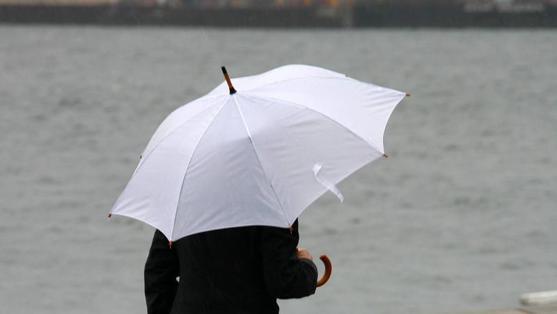 Den Regenschirm sollte man heute nicht vergessen. Den Regenschirm sollte man heute nicht vergessen.
