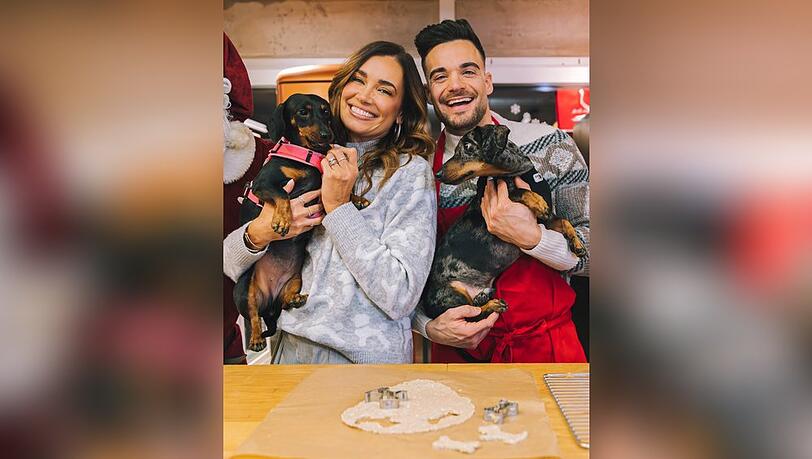 Jana Ina und Stefano Zarrella strahlen mit ihren Hunden bei einer besonderen Backaktion. Jana Ina und Stefano Zarrella strahlen mit ihren Hunden bei einer besonderen Backaktion.