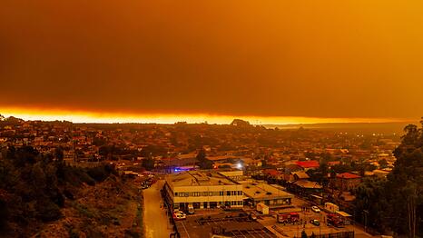 Hunderte Feuerwehrleute und Soldaten k&auml;mpften gegen die Br&auml;nde.