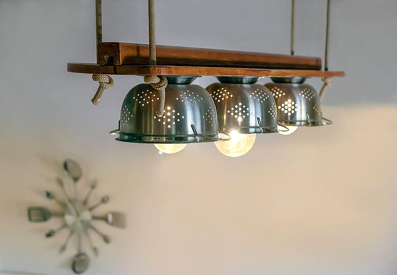 Auch Ihre Küchenlampe darf durch Upcycling gepimpt werden. Ob Nudelsiebe als Lampenschirme, eine Kreation mit leeren Glasflaschen oder die Verwendung von Schwemmholz, Ästen oder Balken, ob Hänge- oder Stehlampe - Ihre Upcycling-Leuchte findet bestimmt viele Bewunderer und verleiht Ihrer Küche eine individuelle Note. Auch Ihre Küchenlampe darf durch Upcycling gepimpt werden. Ob Nudelsiebe als Lampenschirme, eine Kreation mit leeren Glasflaschen oder die Verwendung von Schwemmholz, Ästen oder Balken, ob Hänge- oder Stehlampe - Ihre Upcycling-Leuchte findet bestimmt viele Bewunderer und verleiht Ihrer Küche eine individuelle Note.