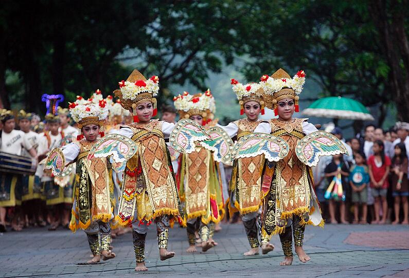 Traditionelle Silvesterparade auf Bali.