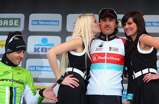 Den Po der Hostess, die Cancellara ein Bussi gab, fand der Slowake offenbar sehr verführerisch.
