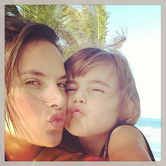 Model Alessandra Ambrosio und ihre TochterAnja-Mazur schicken Urlaubsgrüße vom Strand