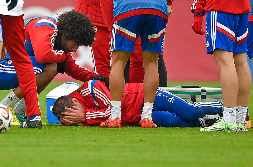 18. November 2014 - Und es kommt noch schlimmer. Kapitän Philipp Lahm erleidet im Training einen Bruch am oberen Sprunggelenk. Auch er fällt zweieinhalb bis drei Monate aus