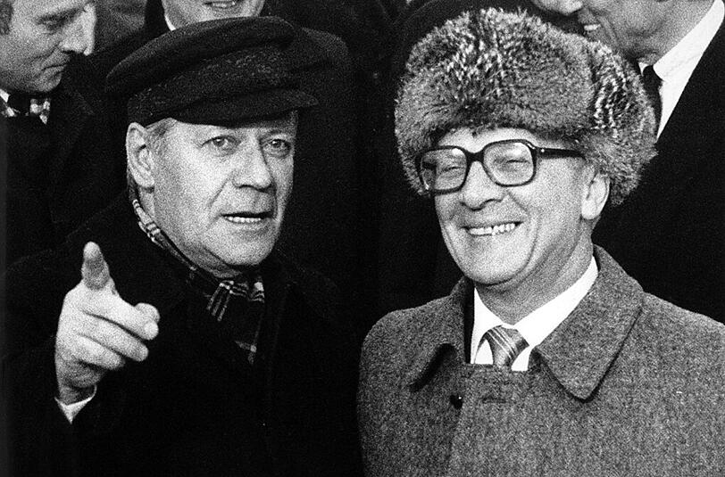 1981: Bundeskanzler Helmut Schmidt (l) gemeinsam mit dem Staatschef der DDR, Erich Honecker.