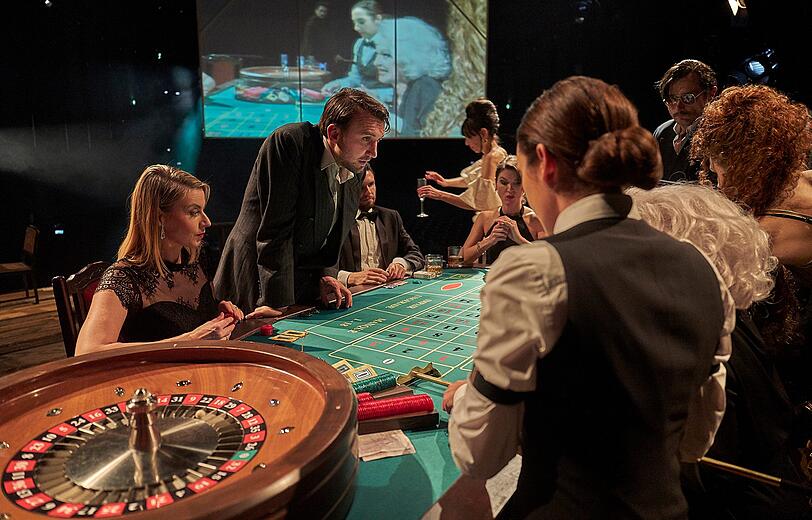 Alexej Iwanowitsch (Thomas Lettow) ist in der Bühnenfassung von Dostojewskis &bdquo;Der Spieler&ldquo; dem Roulette verfallen.