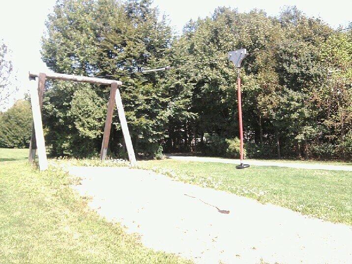An dieser Seilbahn spielte der Bub mit seinen Freunden. An diesem Spielplatz in Moosach ist der 12-Jährige von dem Mann brutal attackiert worden. Die Polizei fahndet nach dem Schläger mit dem Holzstock.