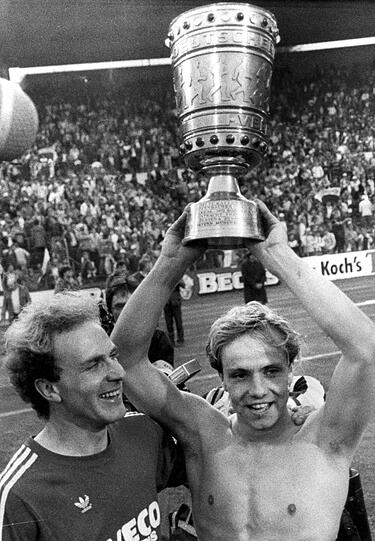 Erfolgreiches Brüderpaar: Michael (r.) und Karl-Heinz Rummenigge nach dem DFB-Pokalsieg 1984.
