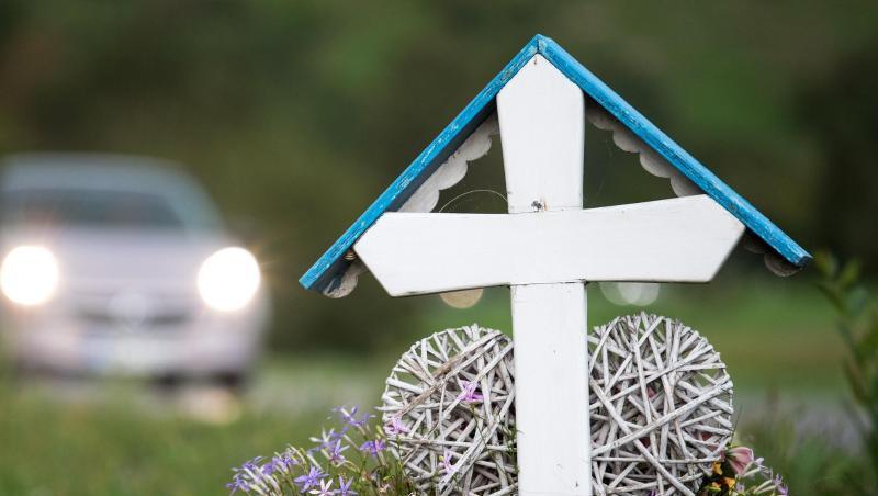 Autos fahren an einem weißen Kreuz für eine Unfalltote vorbei. Im ersten Quartal 2019 sind auf deutschen Straßen 633 Menschen gestorben. Autos fahren an einem weißen Kreuz für eine Unfalltote vorbei. Im ersten Quartal 2019 sind auf deutschen Straßen 633 Menschen gestorben.