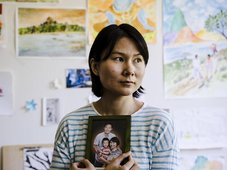 Auf diesem am 07.12.2019 zur Verfügung gestellten Foto sitzt Hua Qu, die Frau des inhaftierten chinesisch-amerikanischen Historiker Xiyue Wang mit einem Porträt ihrer Familie in Princeton.