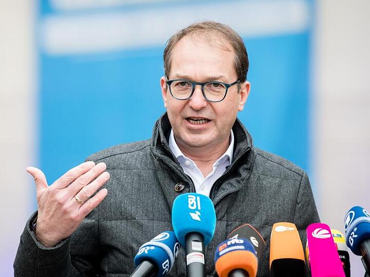 Alexander Dobrindt, Chef der CSU-Landesgruppe im Bundestag, spricht mit Journalisten. Foto: Matthias Balk/dpa/Archivbild