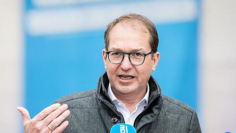 Alexander Dobrindt, Chef der CSU-Landesgruppe im Bundestag, spricht mit Journalisten. Foto: Matthias Balk/dpa/Archivbild
