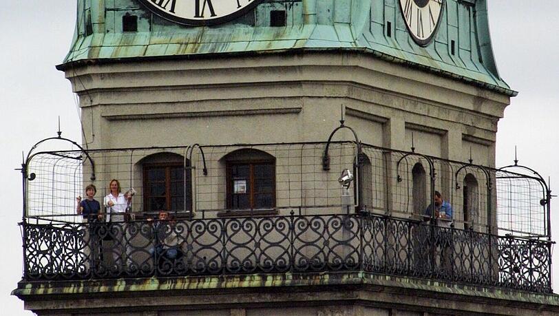 Die vergitterte Aussichtsplattform am Turm des Alten Peter. Die vergitterte Aussichtsplattform am Turm des Alten Peter.