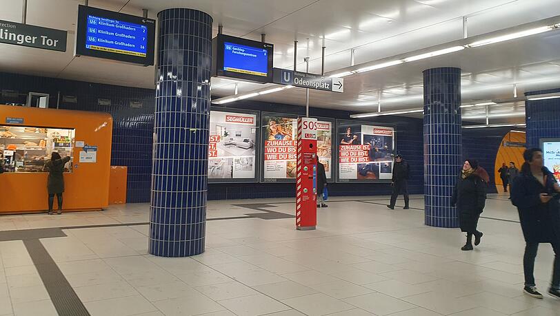 Der U-Bahnhof am Marienplatz, nur wenige Menschen sind unterwegs – hier fährt die U6 wieder mittlerweile. Der U-Bahnhof am Marienplatz, nur wenige Menschen sind unterwegs – hier fährt die U6 wieder mittlerweile.